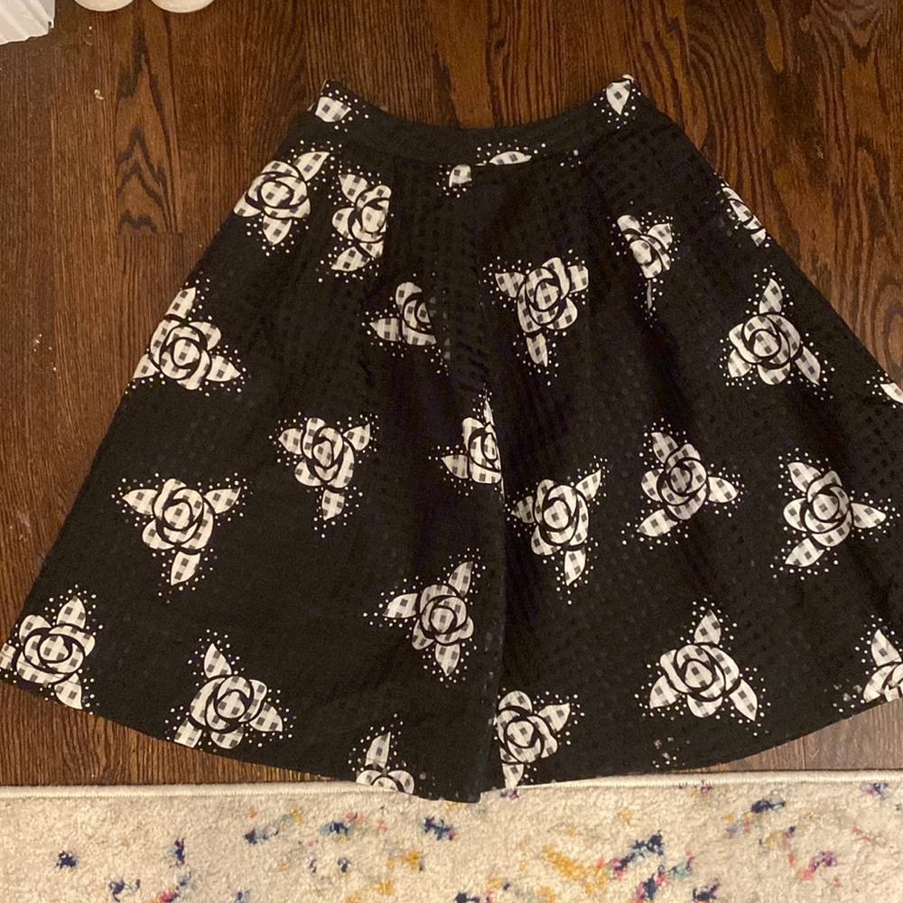 Adorable black & white floral skirt, size xs